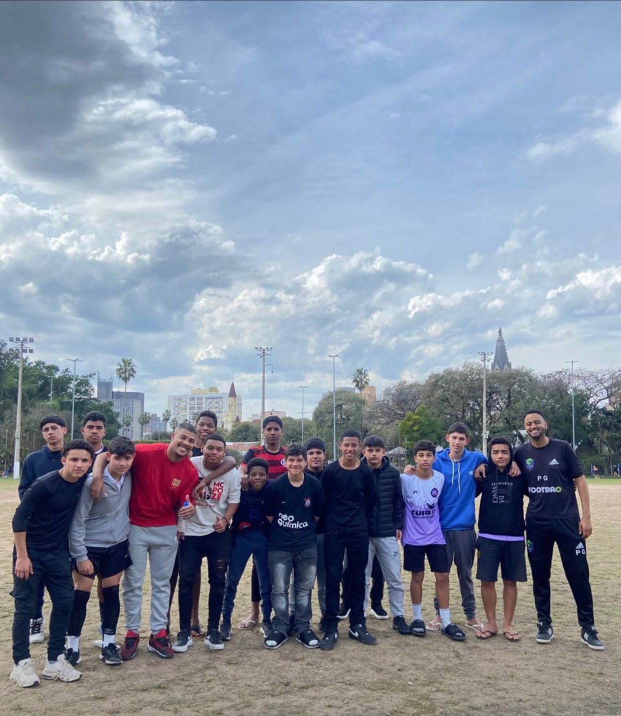 Luan Garcia com um grupo de atletas após o treino